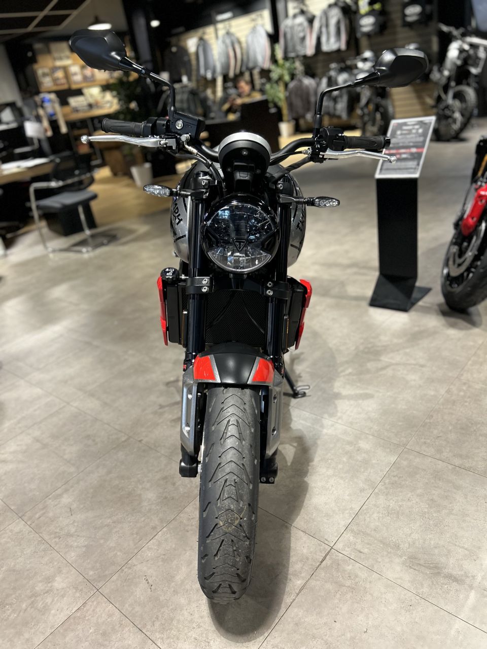 TRIUMPH TRIDENT 660 4