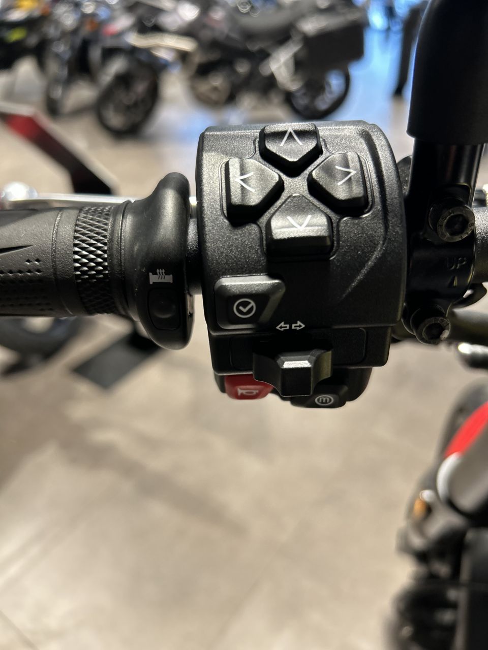 TRIUMPH TRIDENT 660 4