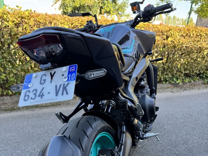 YAMAHA MT-09 4