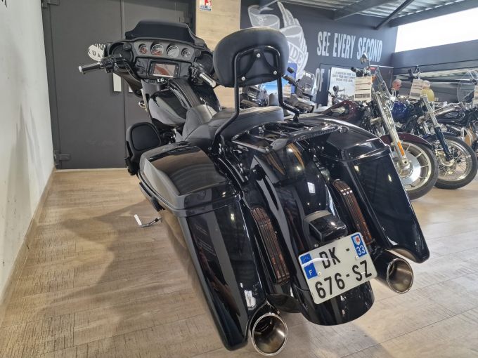 HARLEY-DAVIDSON TOURING STREET GLIDE 1800 CVO 4