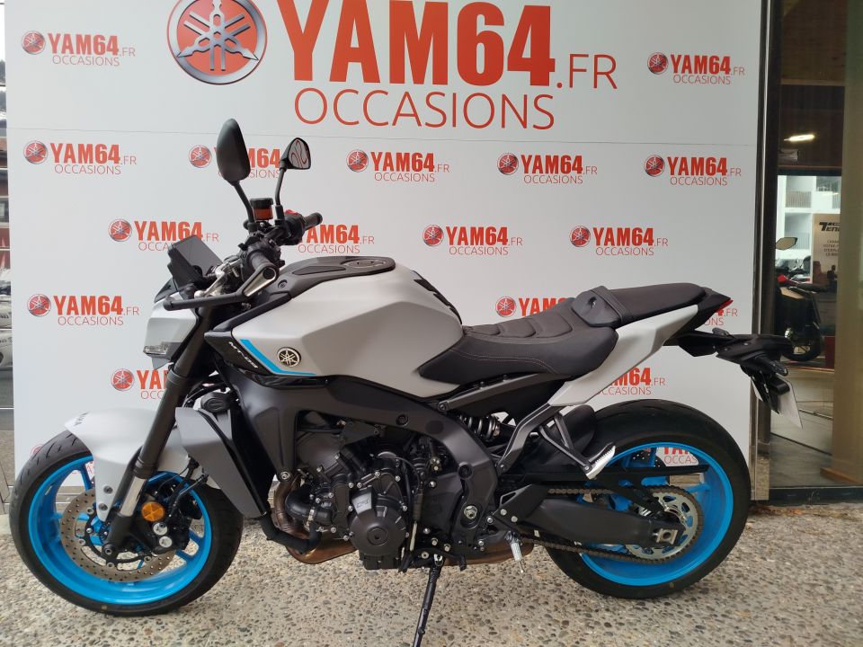YAMAHA MT-09 4
