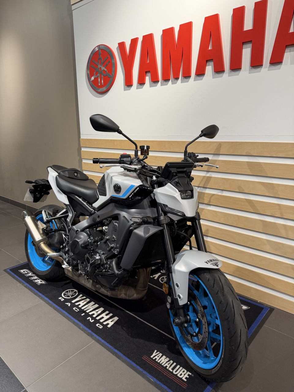 YAMAHA MT-09 4