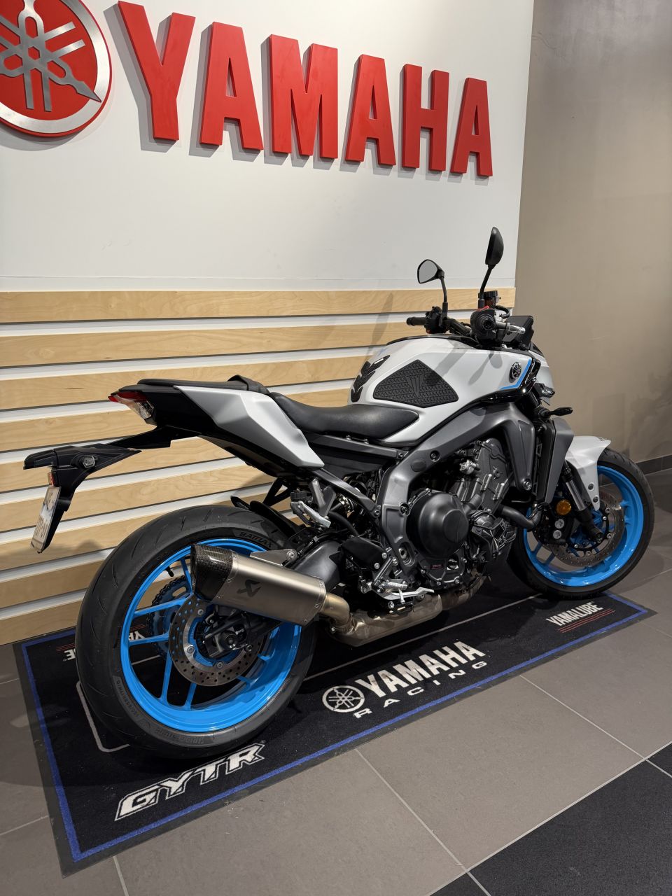 YAMAHA MT-09 4