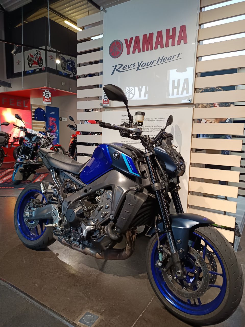 YAMAHA MT-09 4