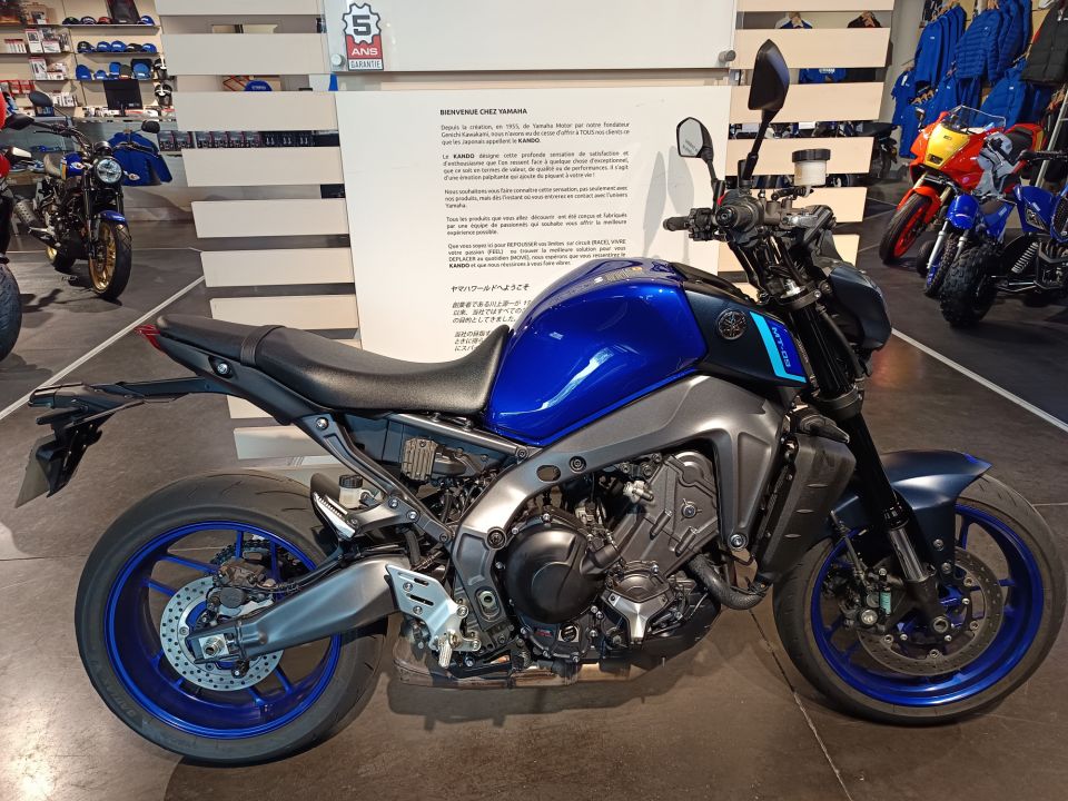 YAMAHA MT-09 4