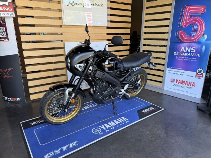 YAMAHA XSR 125 Legacy 4