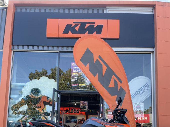 KTM 1290 SUPER DUKE GT 4