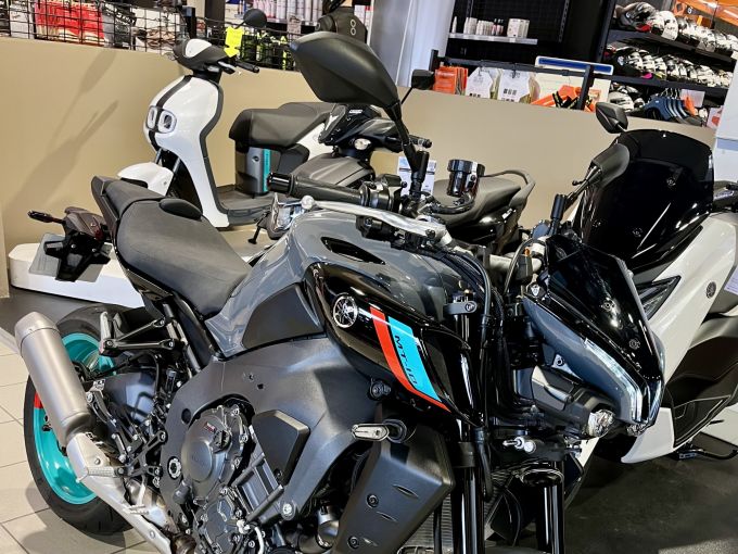 YAMAHA MT-10 4