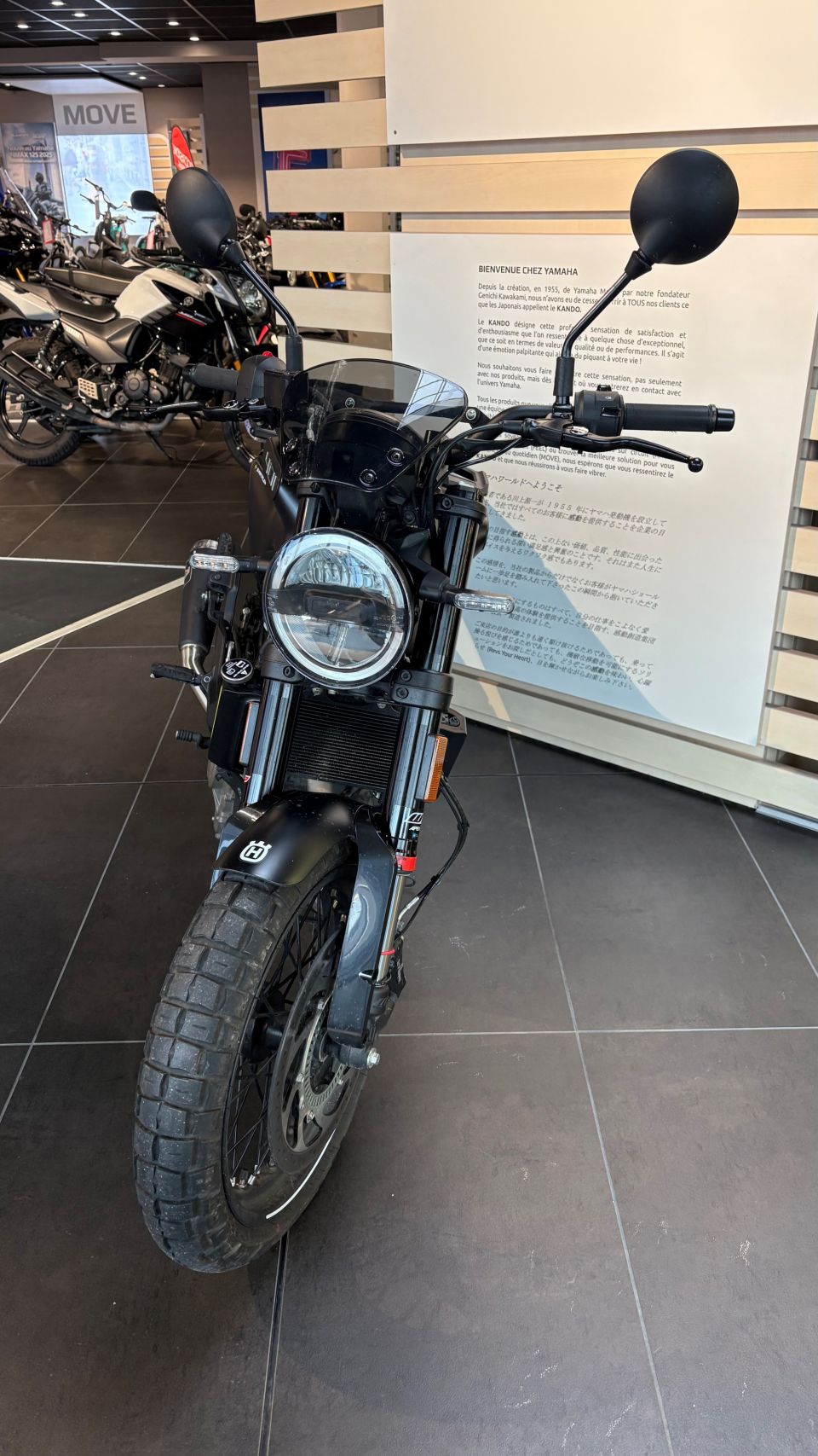 HUSQVARNA SVARTPILEN 401 4