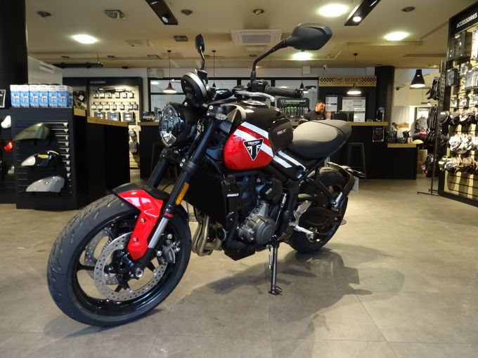 TRIUMPH TRIDENT 660 4