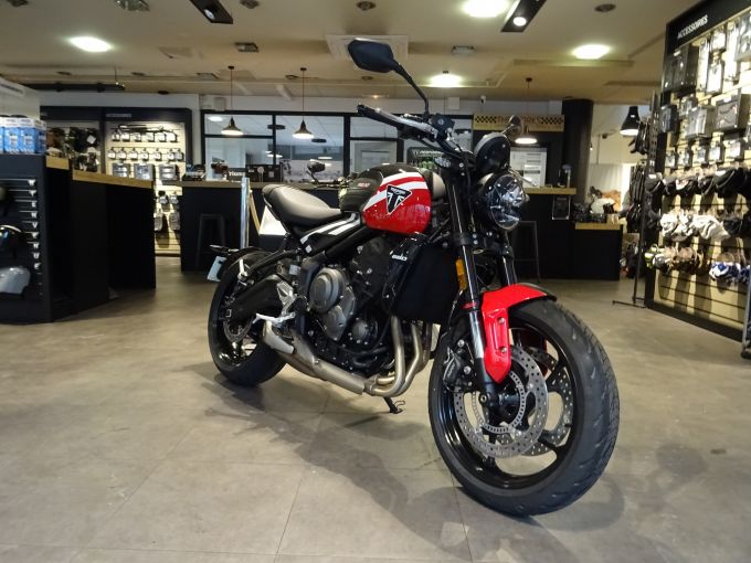 TRIUMPH TRIDENT 660 4