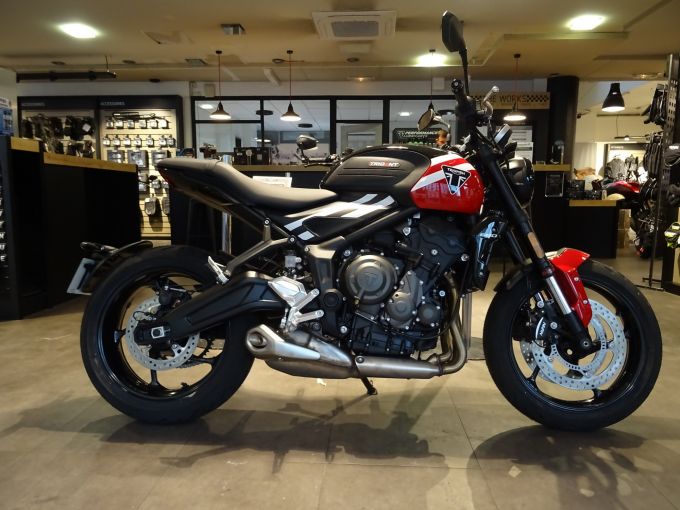 TRIUMPH TRIDENT 660 4
