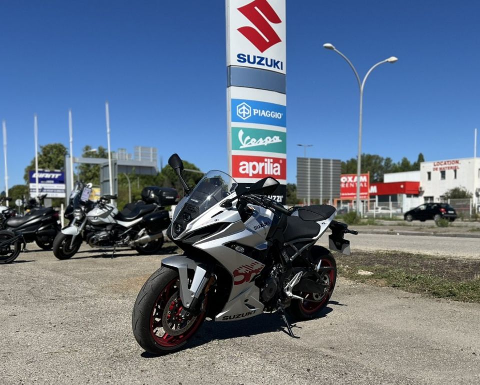 SUZUKI GSX-8R 4