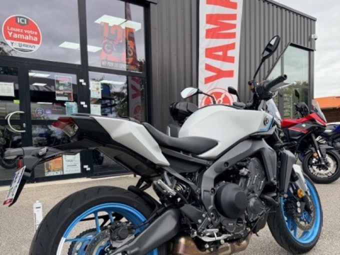 YAMAHA MT-09 4
