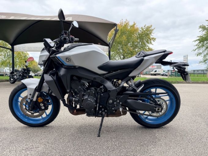 YAMAHA MT-09 4