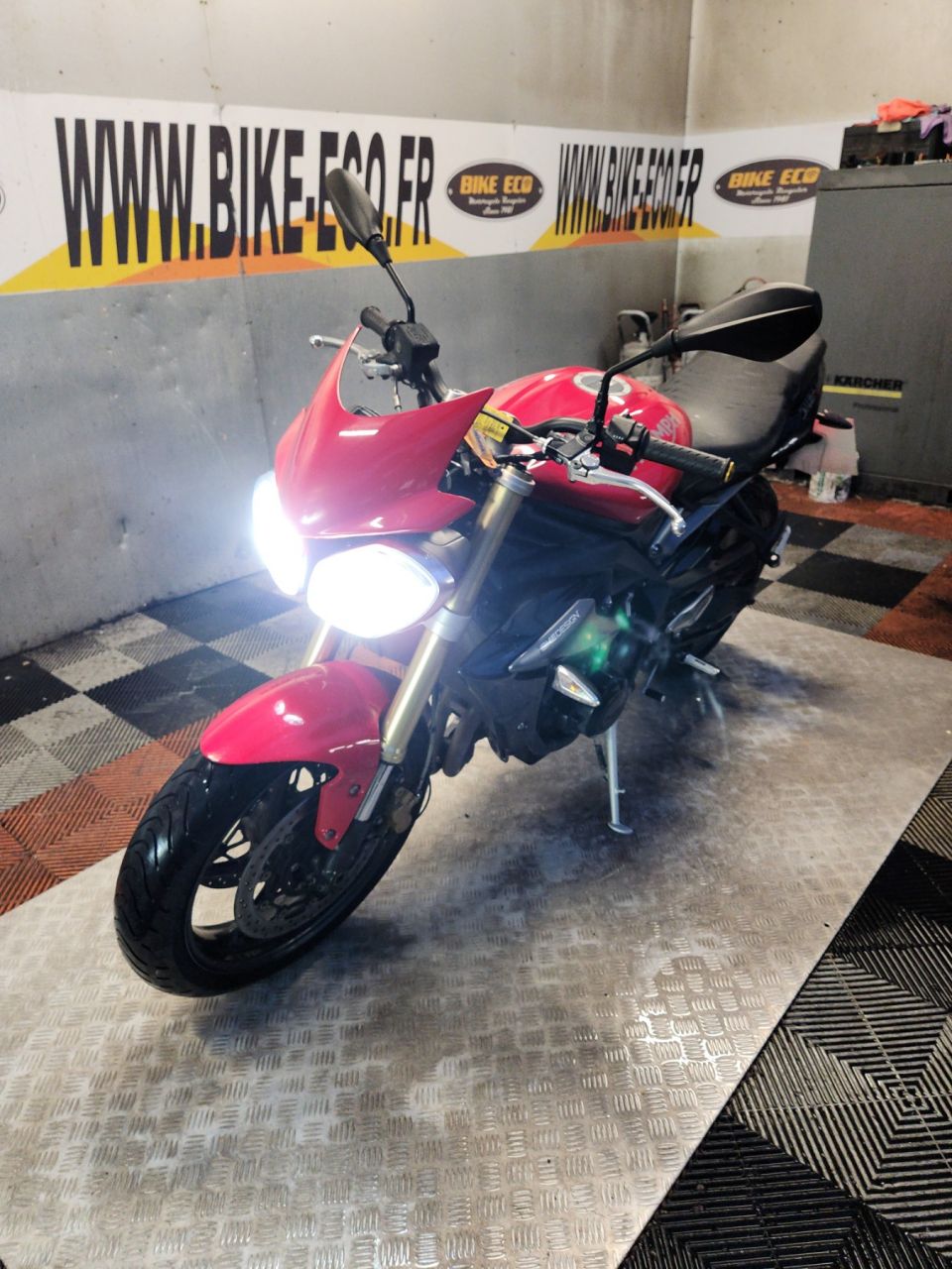 TRIUMPH STREET TRIPLE 675 4