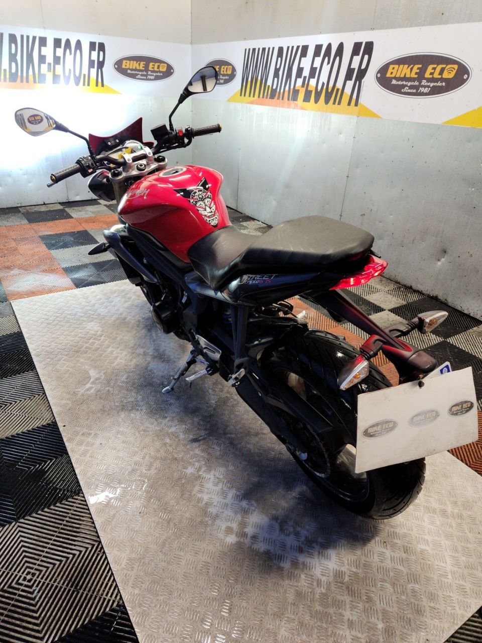 TRIUMPH STREET TRIPLE 675 4