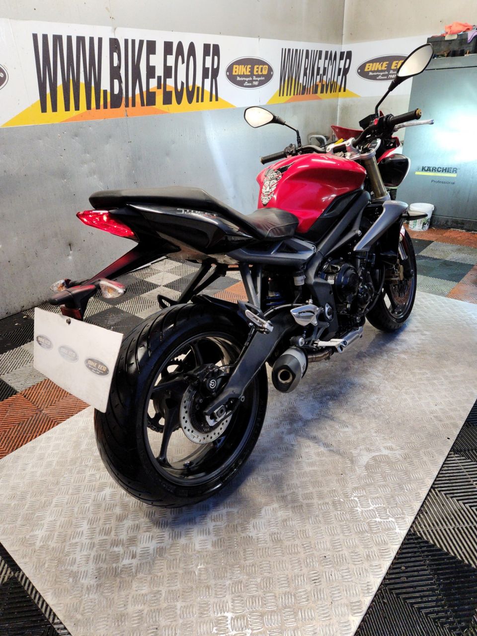 TRIUMPH STREET TRIPLE 675 4