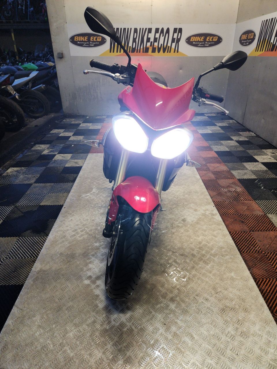 TRIUMPH STREET TRIPLE 675 4