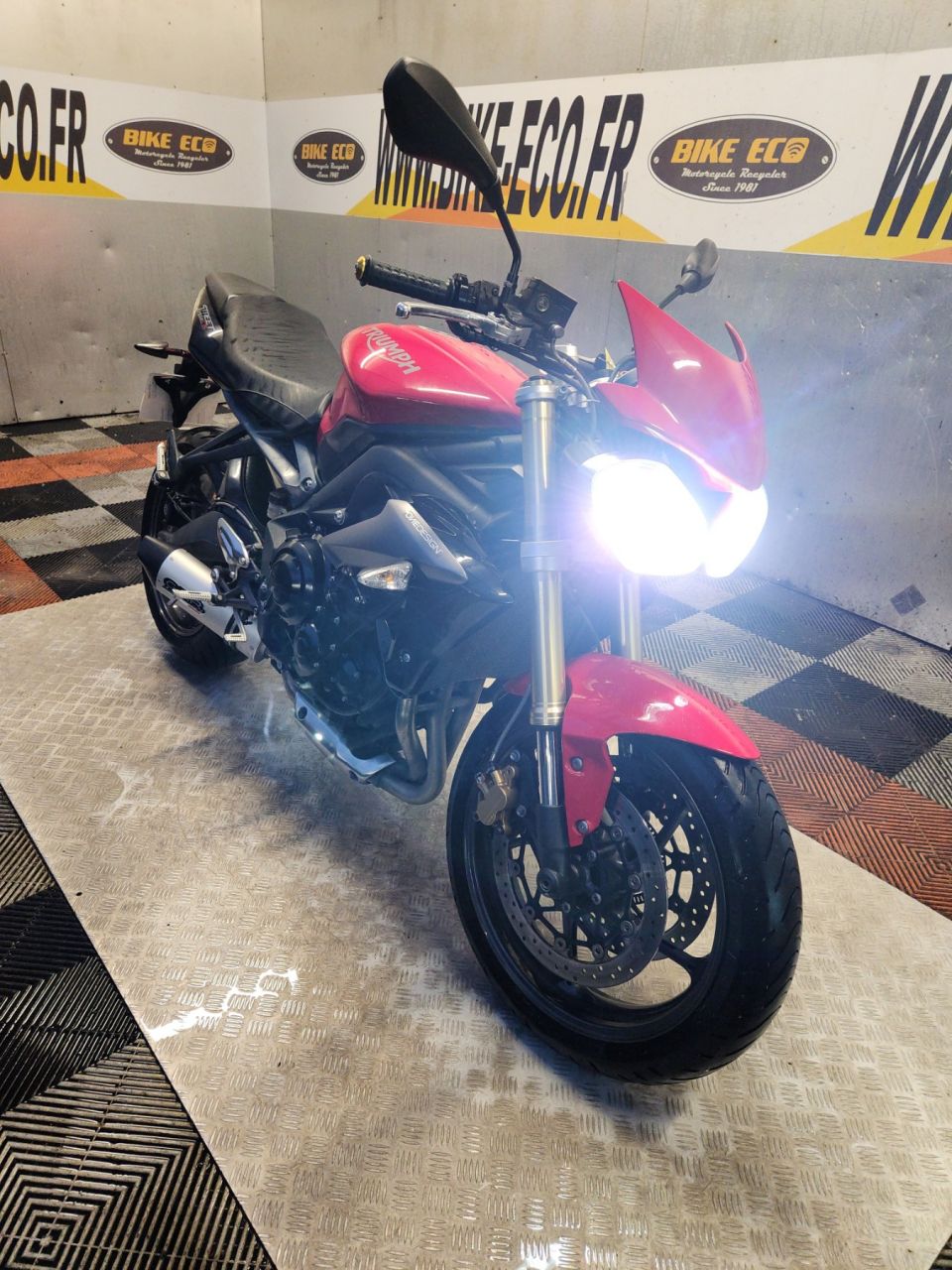 TRIUMPH STREET TRIPLE 675 4