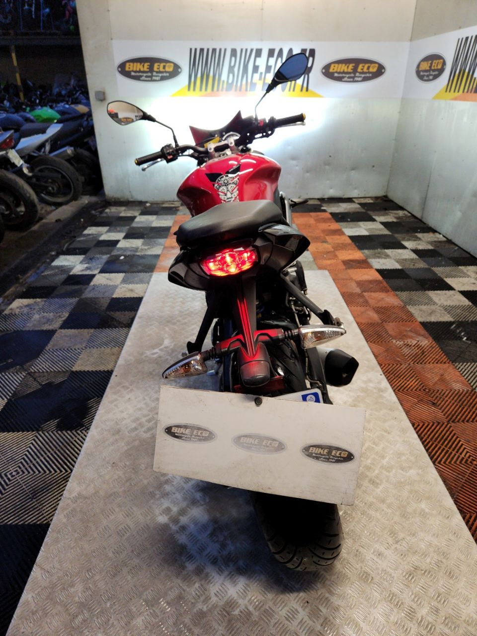 TRIUMPH STREET TRIPLE 675 4