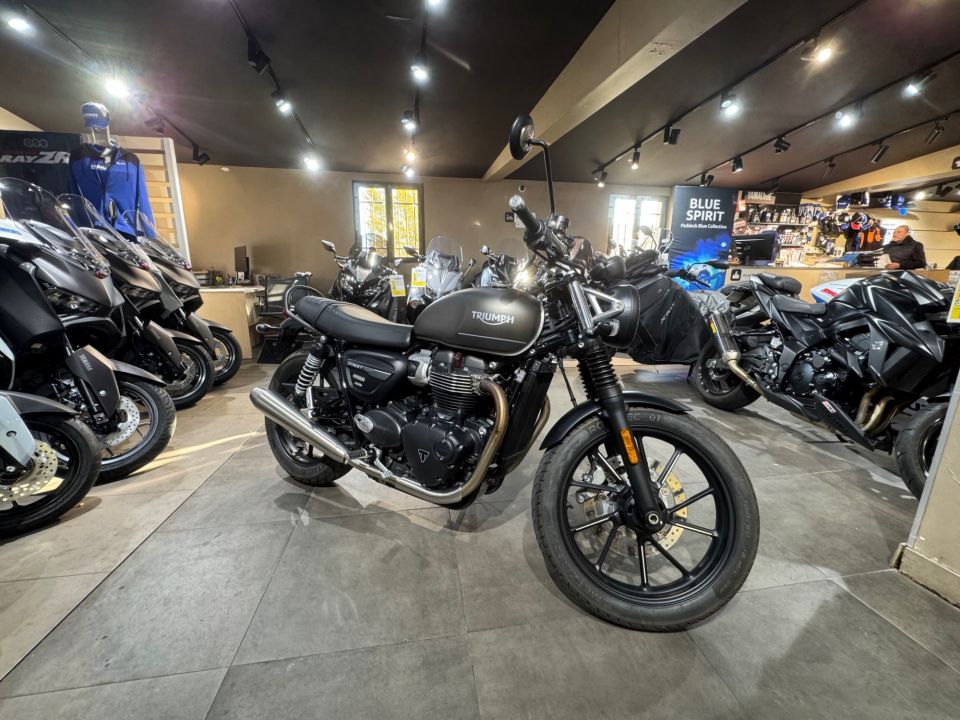 TRIUMPH STREET TWIN  900 4