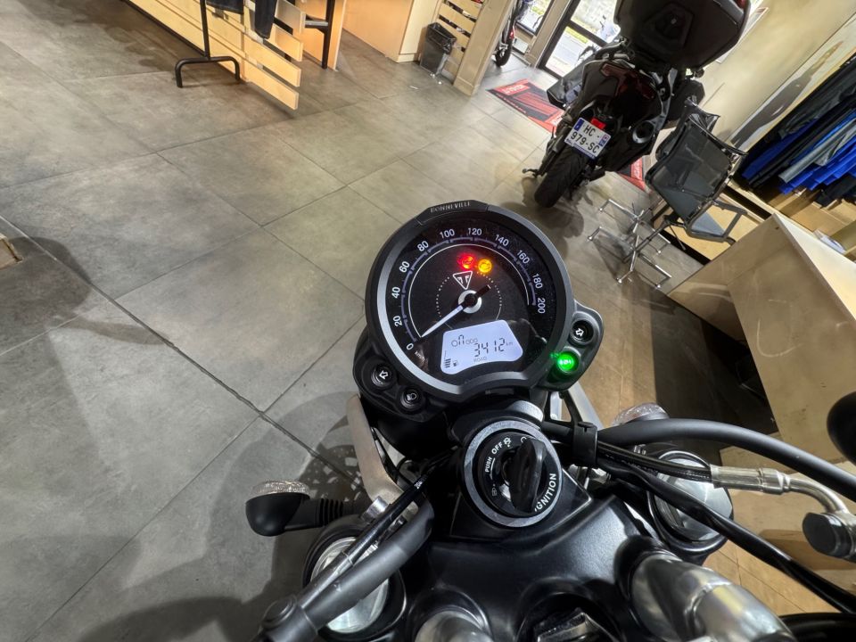 TRIUMPH STREET TWIN  900 4