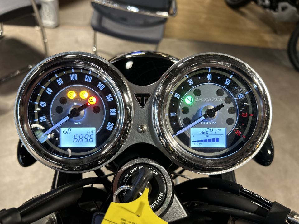 TRIUMPH BONNEVILLE T120 4