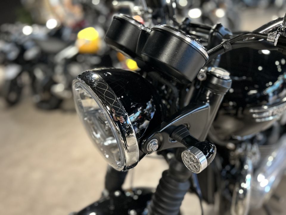 TRIUMPH BONNEVILLE T120 4