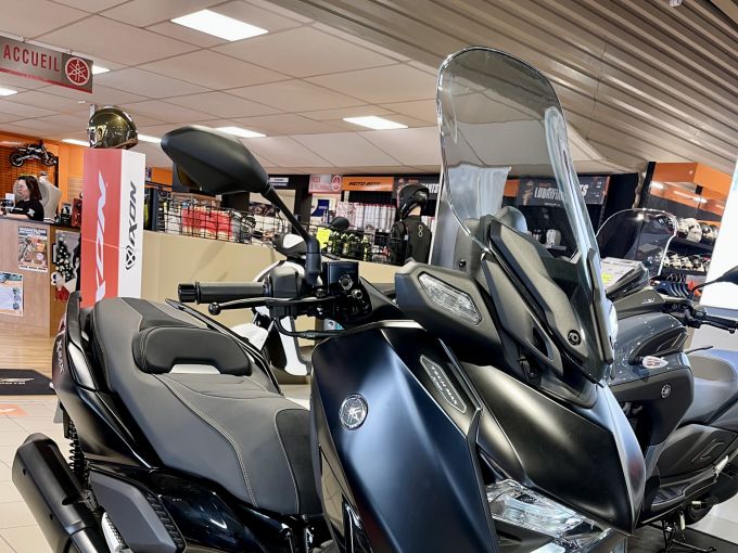 YAMAHA XMAX 300 Tech Max 4