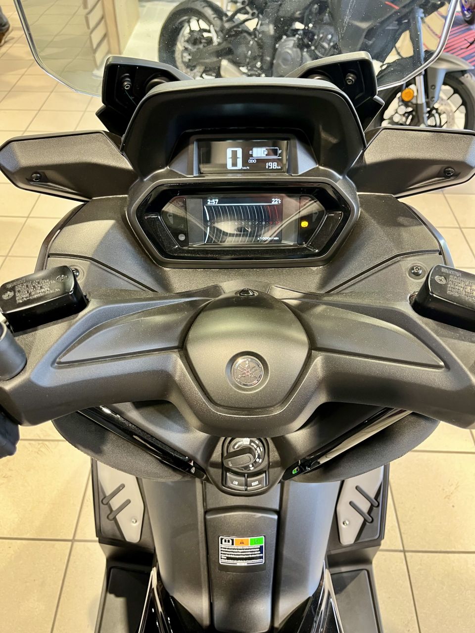 YAMAHA XMAX 300 Tech Max 4