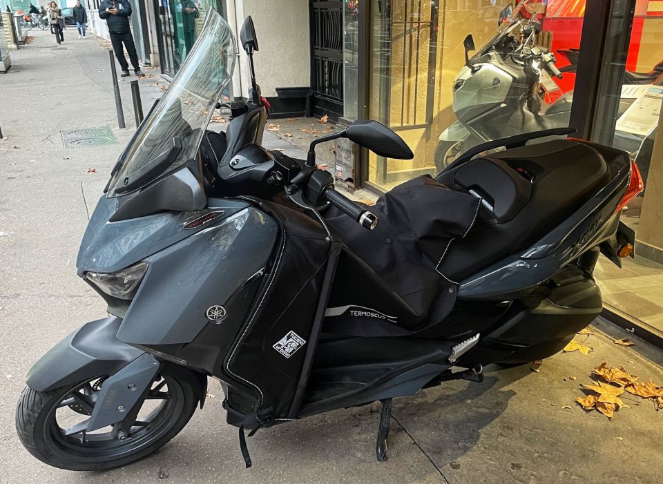 YAMAHA XMAX 300 Tech Max 4