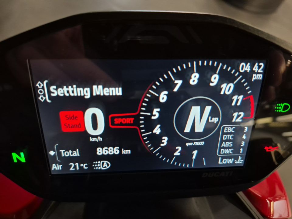 DUCATI STREETFIGHTER V2 4