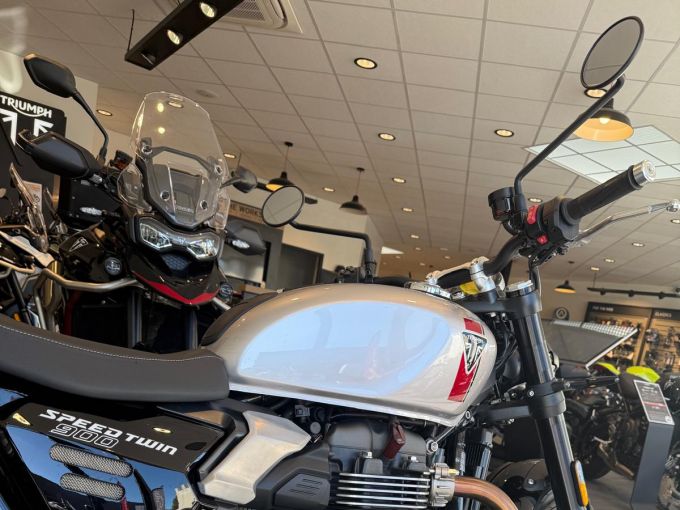 TRIUMPH SPEED TWIN 900 4