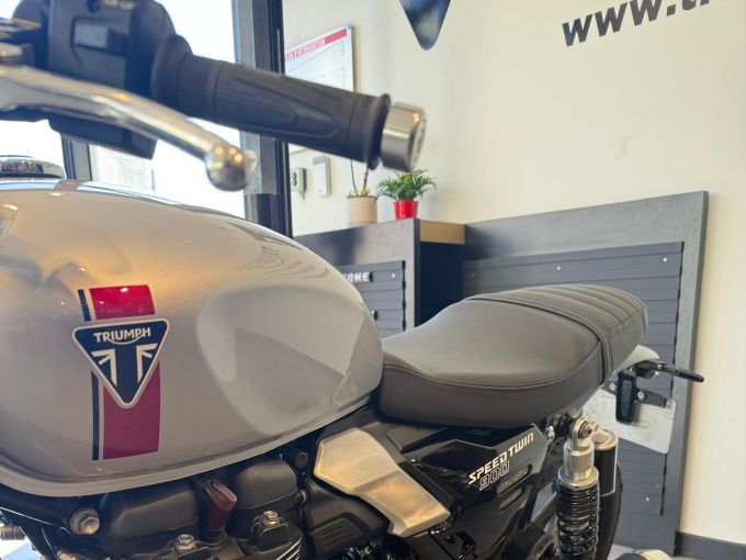 TRIUMPH SPEED TWIN 900 4