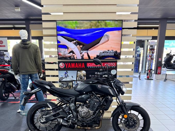 YAMAHA MT-07 4