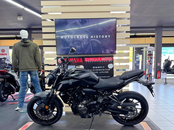 YAMAHA MT-07 4