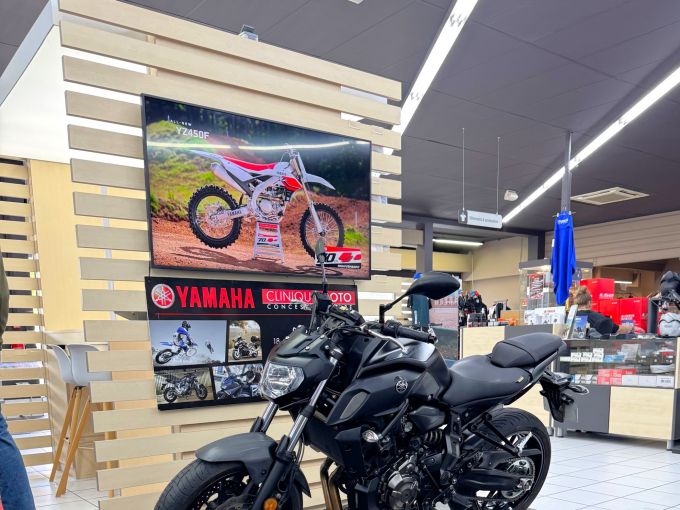 YAMAHA MT-07 4
