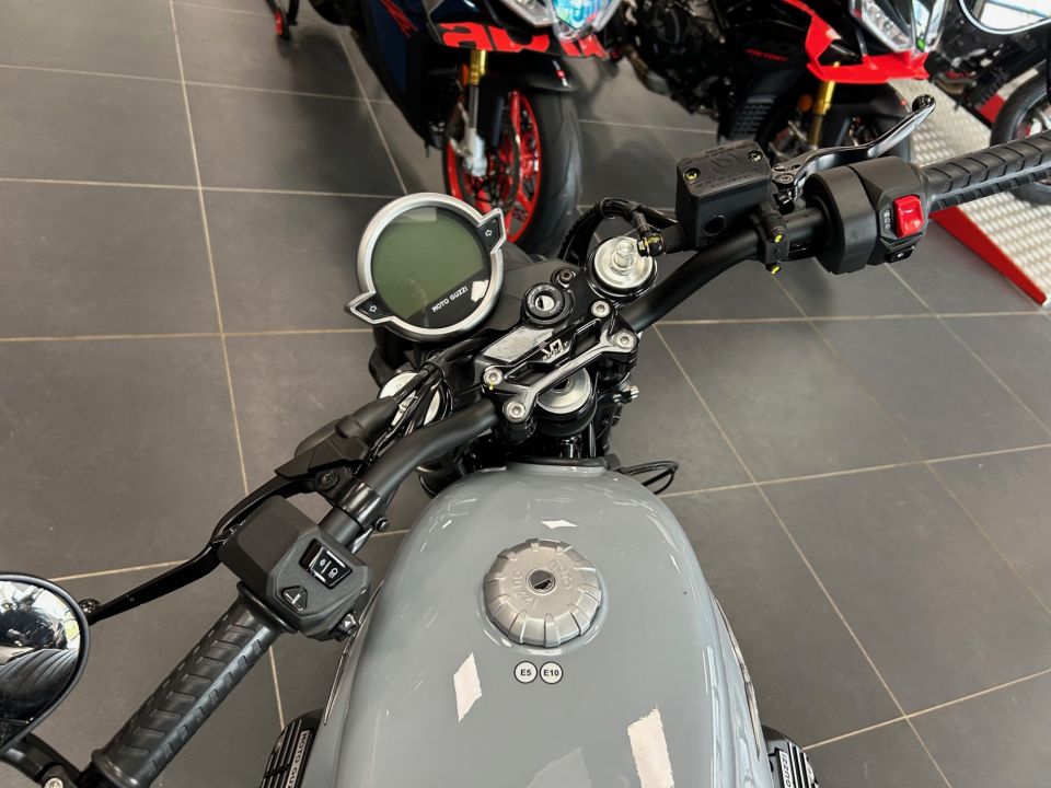 MOTO GUZZI V7 4