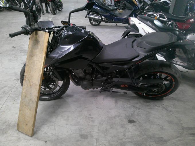KTM 890 DUKE 4