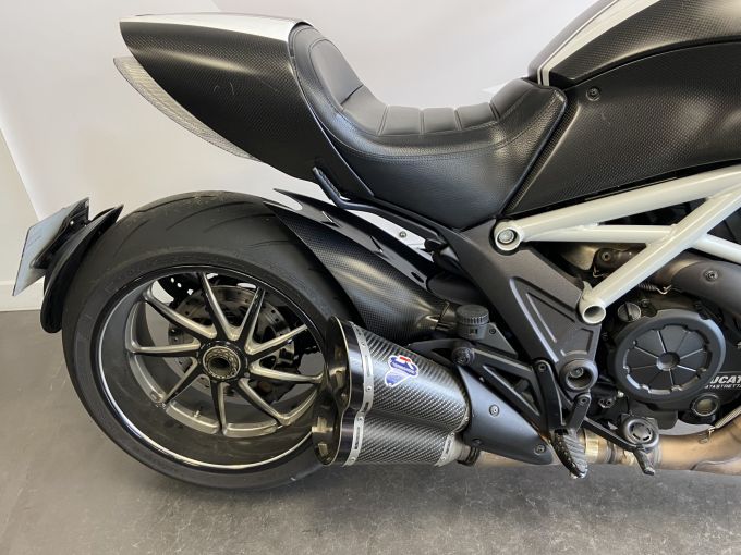 DUCATI DIAVEL CARBON 4