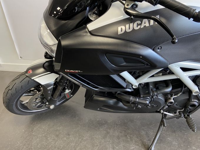 DUCATI DIAVEL CARBON 4