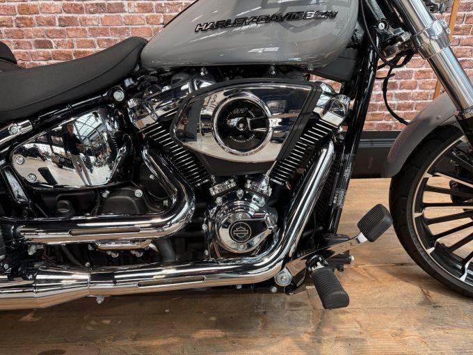 HARLEY-DAVIDSON SOFTAIL BREAKOUT 1923 4