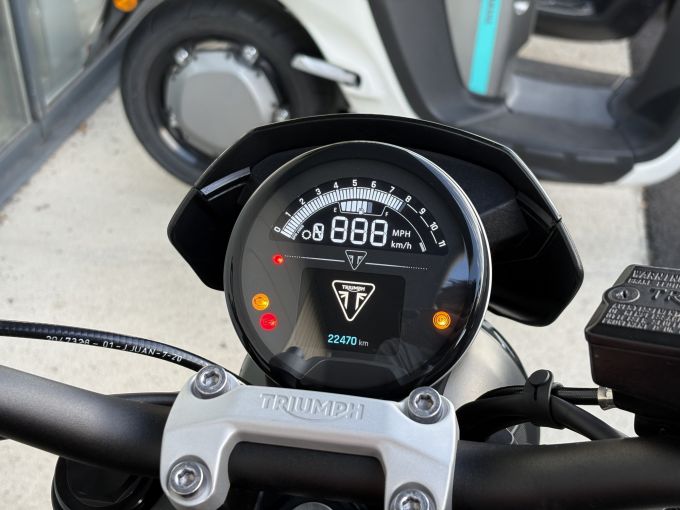 TRIUMPH TRIDENT 660 4
