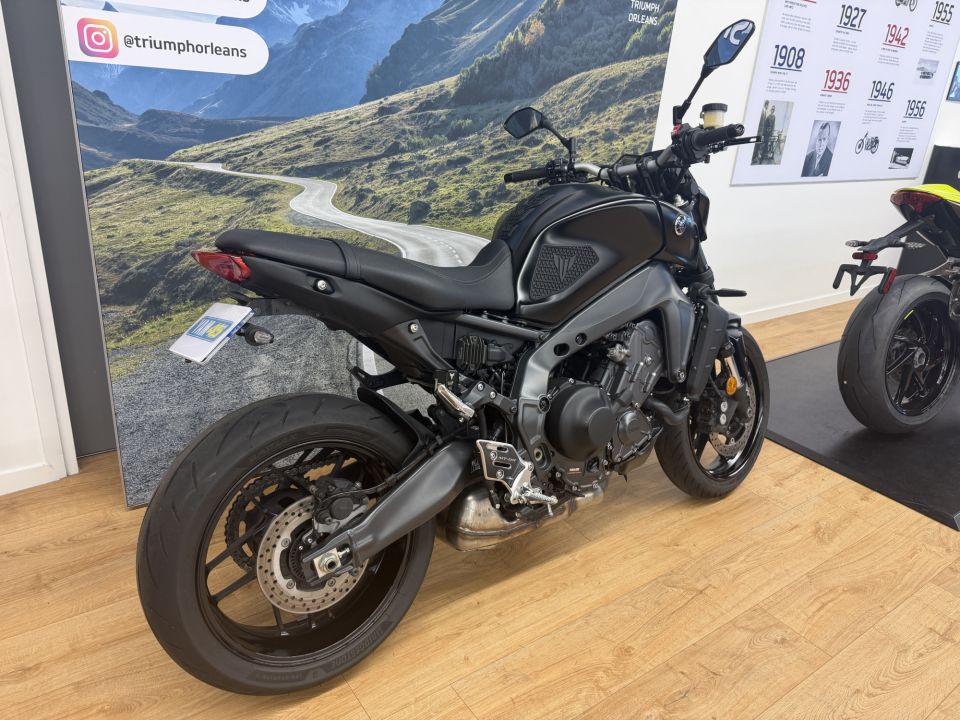 YAMAHA MT-09 4