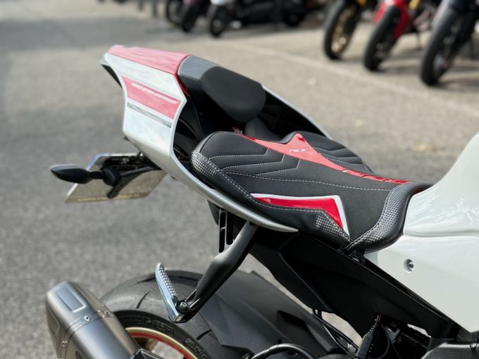 YAMAHA YZF 1000 R1 60TH 4
