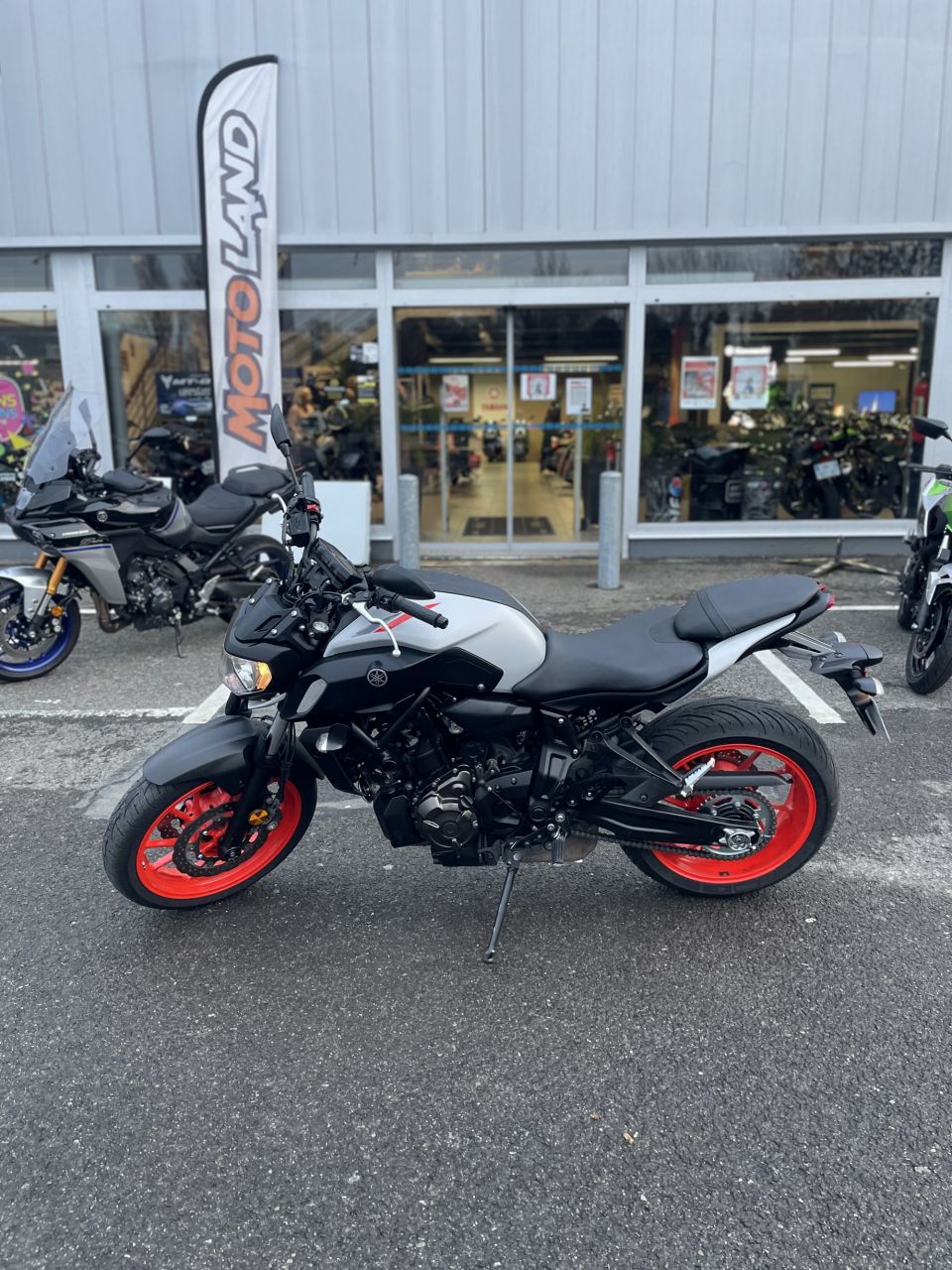 YAMAHA MT-07 4