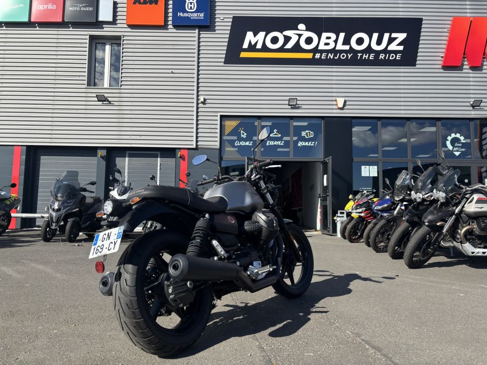 MOTO GUZZI V7 STONE 4
