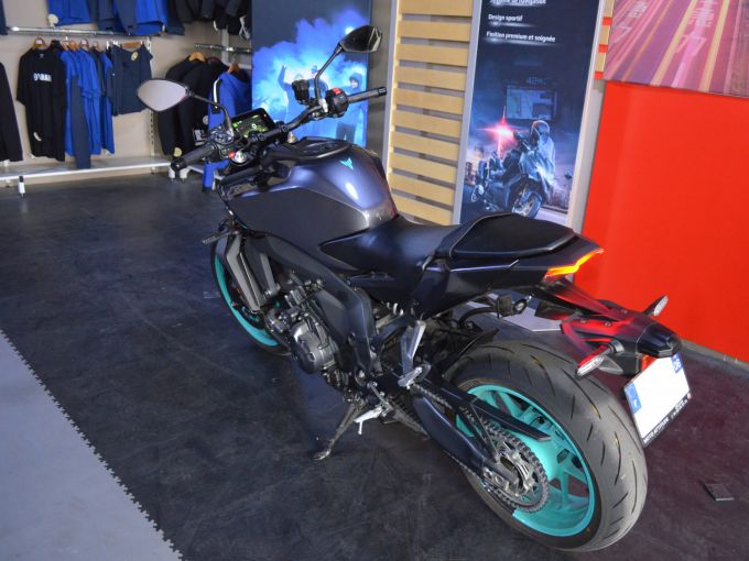 YAMAHA MT-09 4