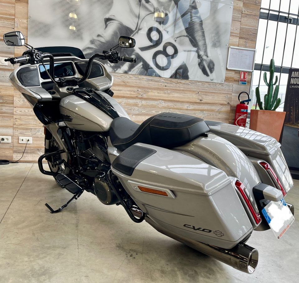 HARLEY-DAVIDSON TOURING ROAD GLIDE 1977 CVO 4